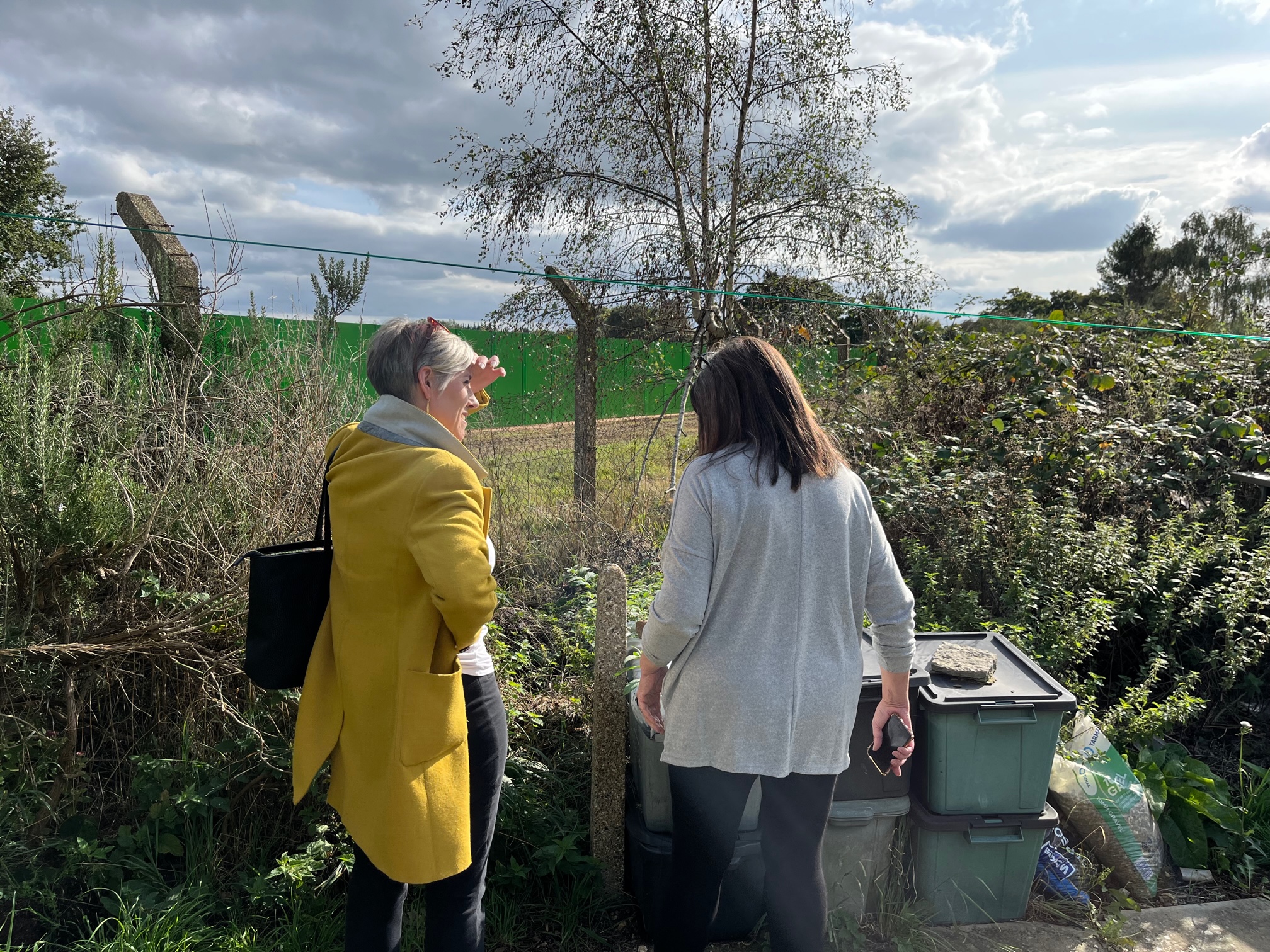 St Albans MP Daisy Cooper visited Hampden Place in Park Street to see first hand the impact of the rail freight development on their lives.