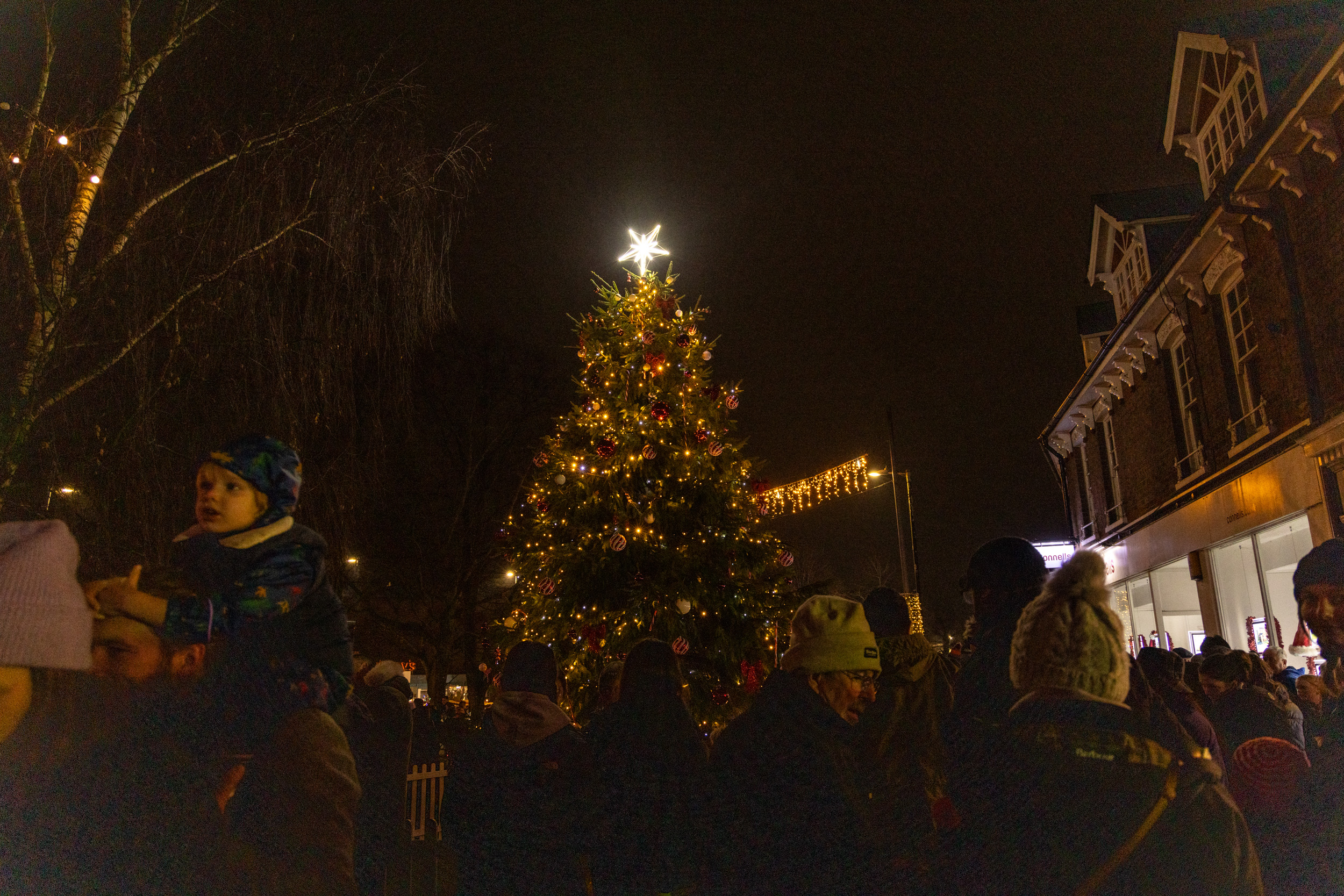 Christmas truly arrived in St Albans with thousands of people flocking to the city centre for the annual Christmas Cracker on Sunday. Among the attractions in St Peter’s Street was live music, fairground rides, a Santa’s grotto, street entertainers, a snow globe, sideshow games, street theatre and around 100 market stalls selling hot food, drinks and seasonal gifts. There will also be a guest appearance from a celebrity – CBeebies and Discovery Plus star Maddie Moate who stars as Tinkerbell in this year’s Alban Arena pantomime, The All New Adventures of Peter Pan – The Pantomime Sequel. The Christmas Cracker is organised by SADC and part-funded by the Government’s Shared Prosperity Fund. Saturday saw The Maltings Shopping Centre kick off the festivities with an appearance by the Mardi Gras Parade Band. Next Sunday will see the return of Harpenden Christmas Carnival and lights switch-on. Photos: John Andrews, Craig Shepheard and Stephanie Belton Christmas Cracker goes with a bang!