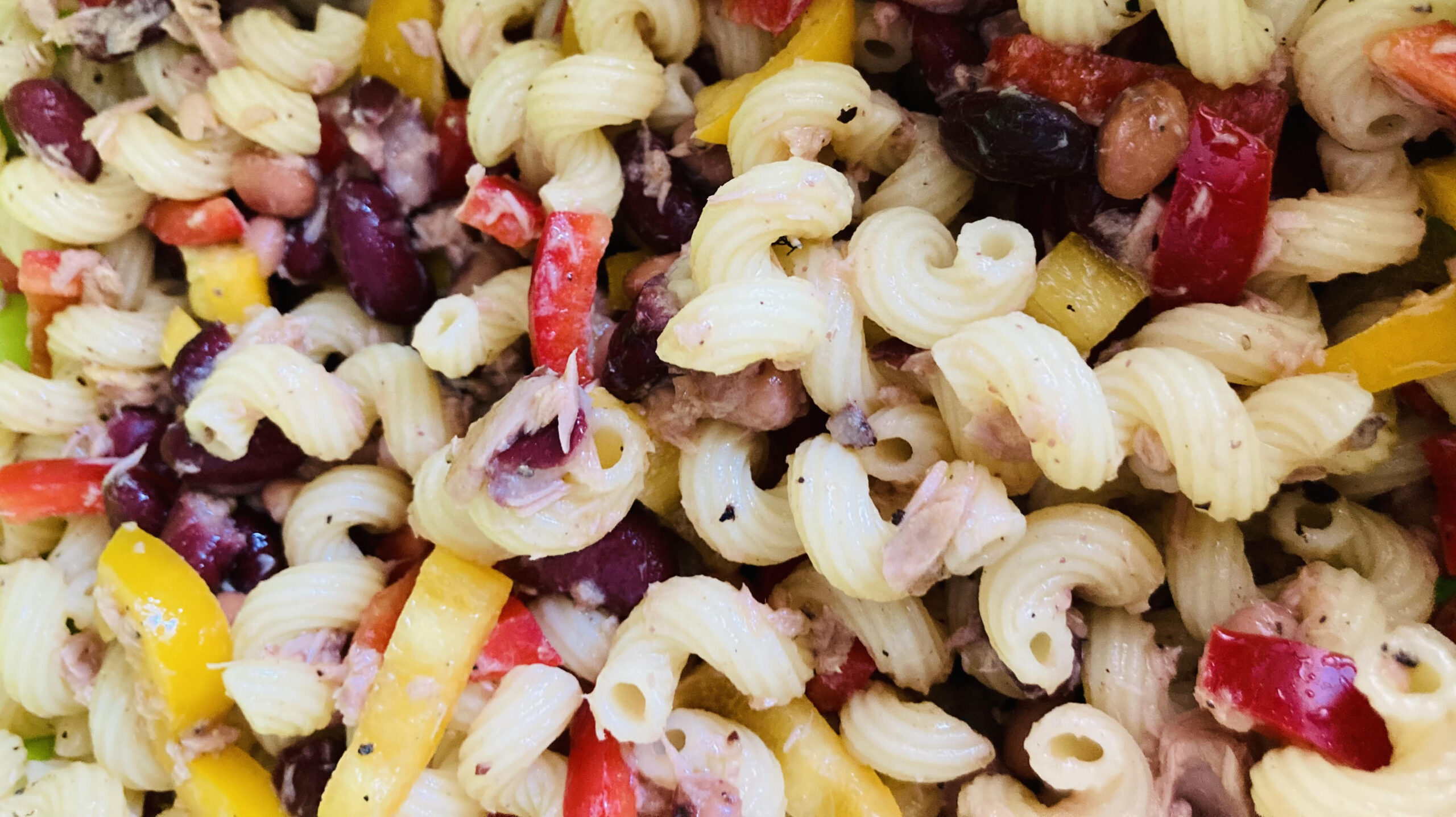 Tuna, bean and bell pepper pasta salad