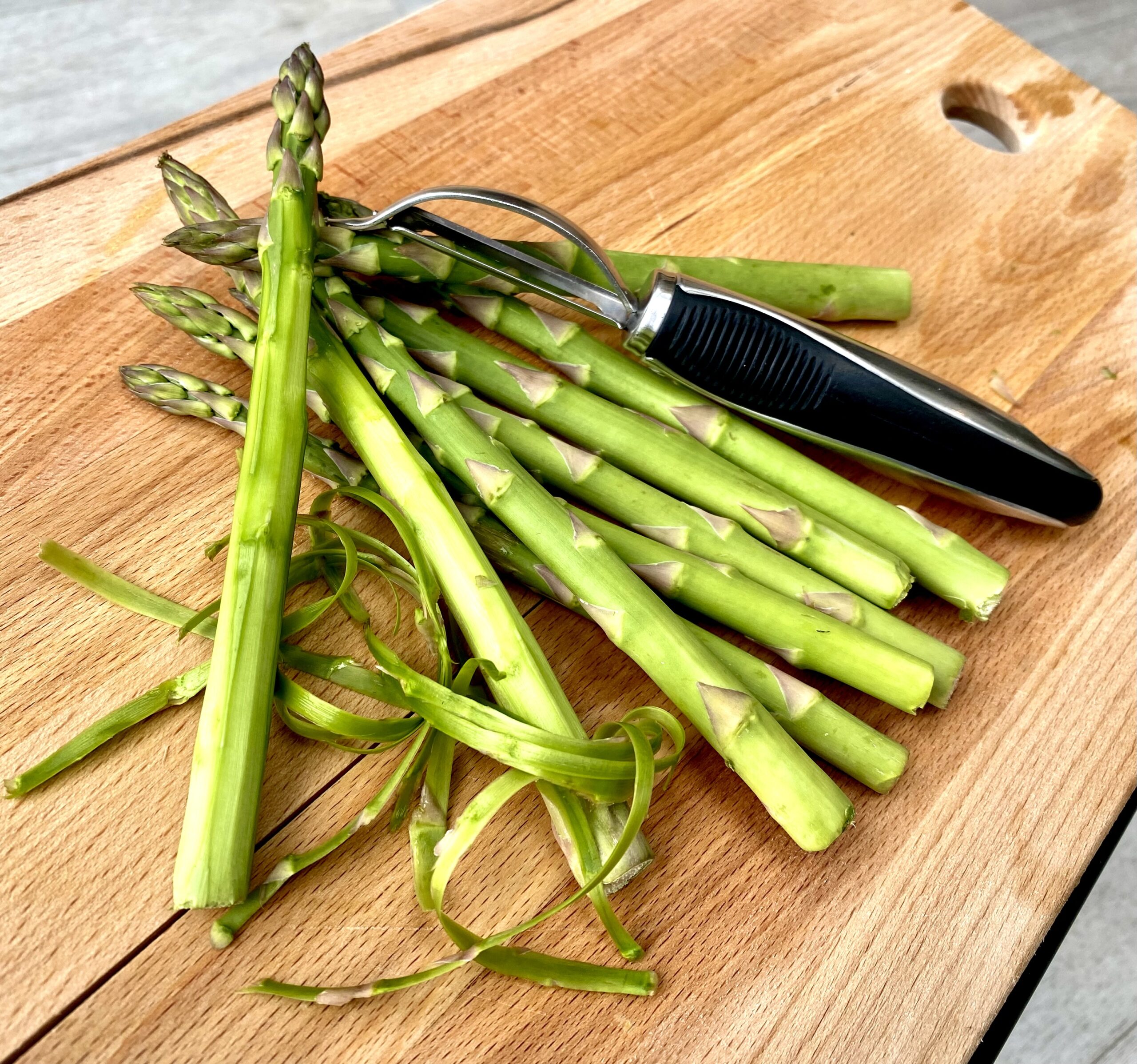 Peeling asparagus spears