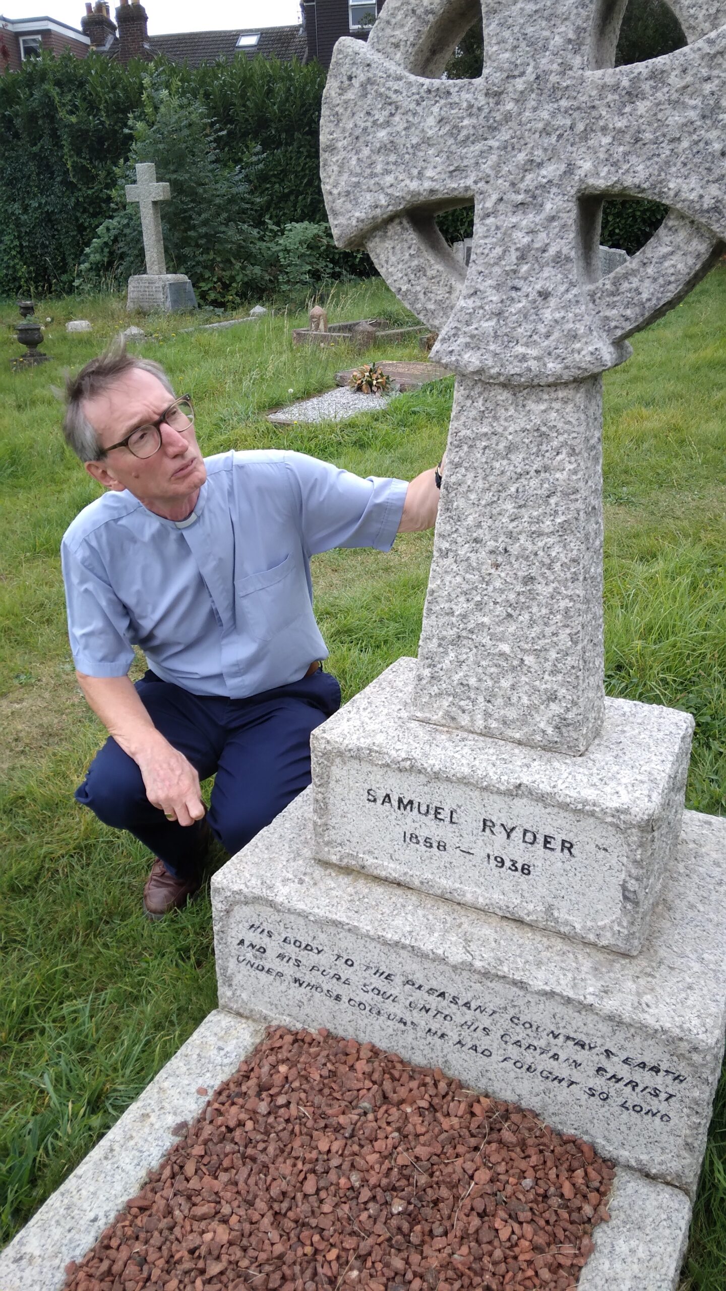 Peter Crumpler at Samuel Ryder's grave.
