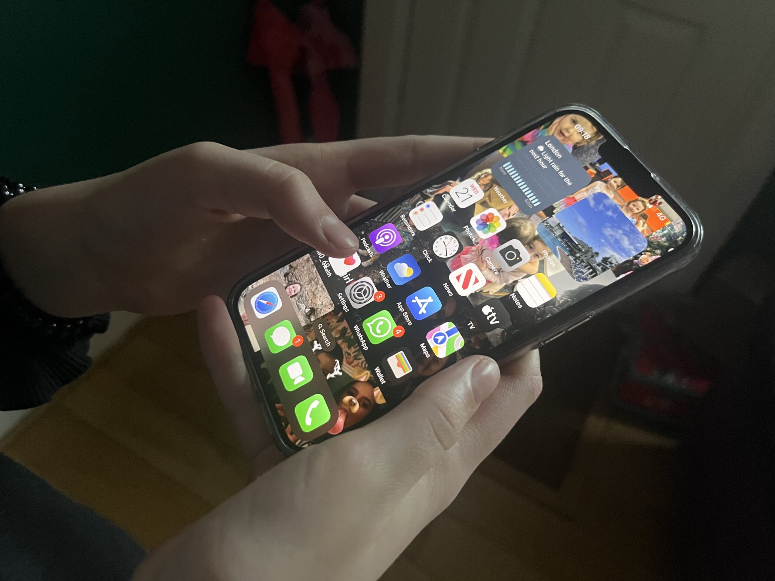 Parents are pledging not to buy their children a smartphone until Year 9.