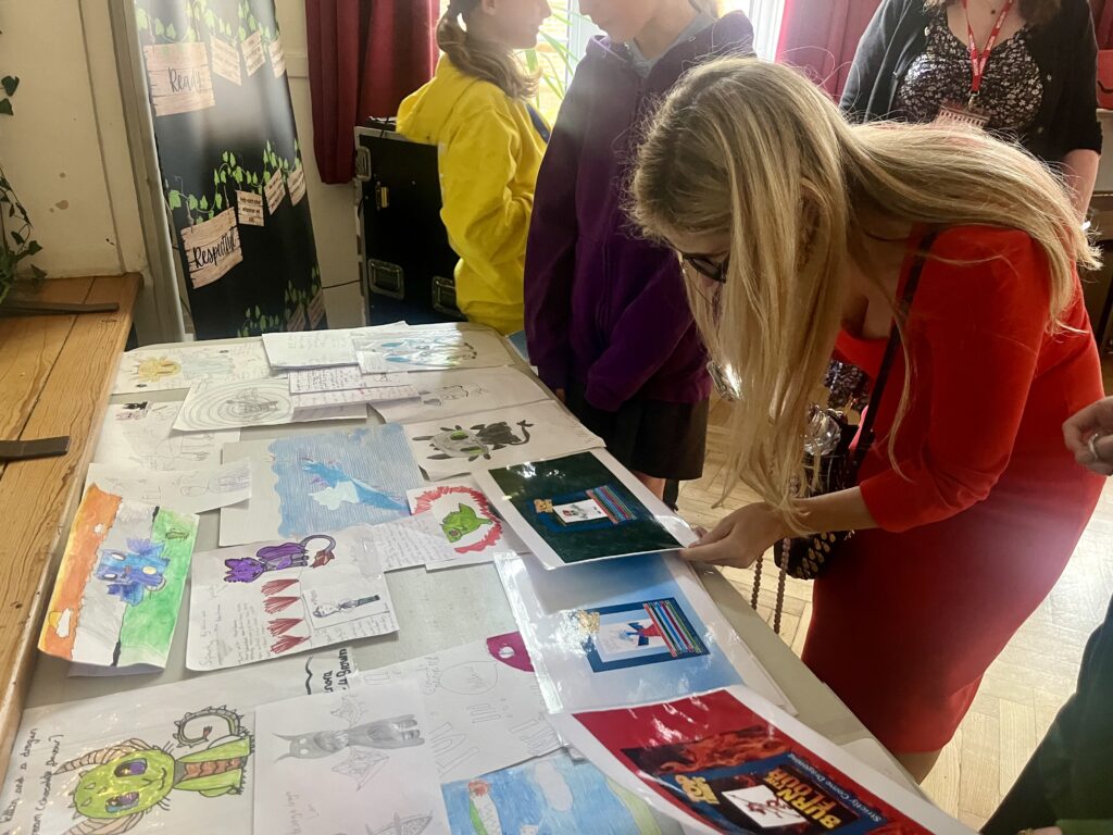 Cressida Cowell visits Fleetville Junior School.