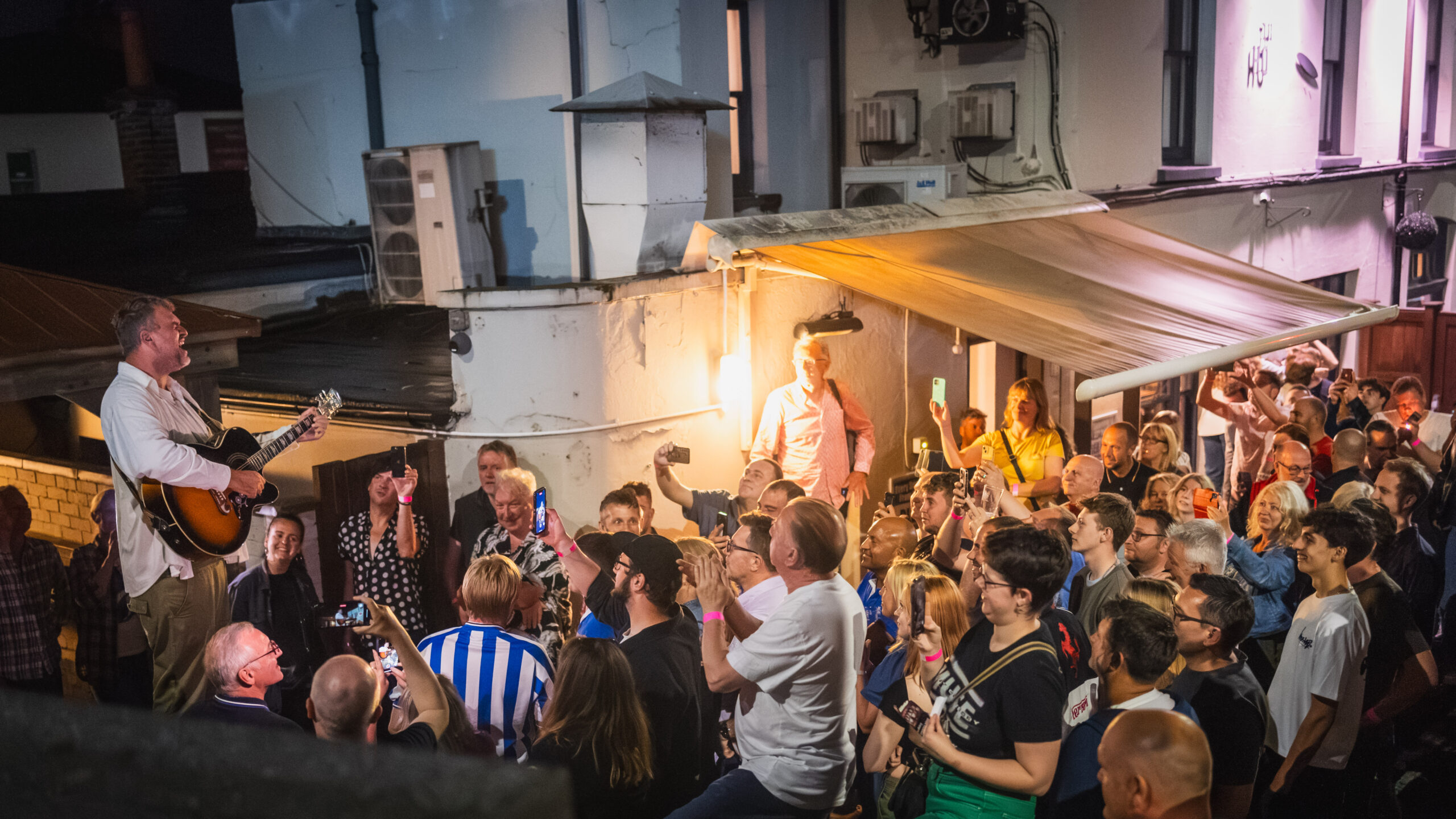 Reverend and the Makers play The Horn.