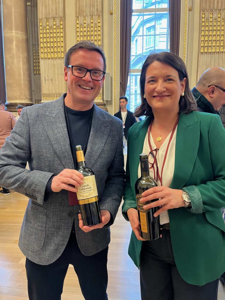 Darren McCabe with Ana Martínez Bujanda, COO of the Valdemar family.