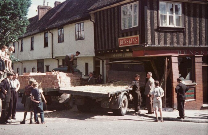 37 Holywell Hill and 2 Sopwell Lane was hit by a brick lorry in 1958, forcing the closure of the Crown & Anchor pub.
