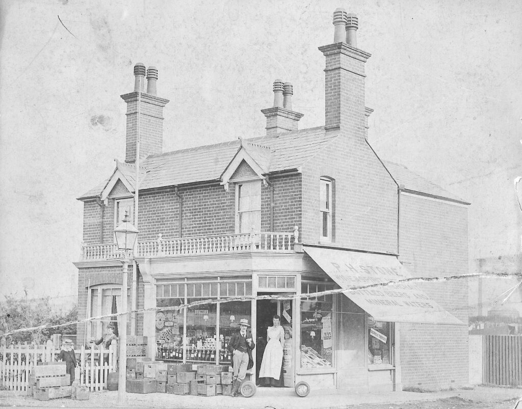 Primrose Cottage in 1902 – replaced the former thatched roof toll house and remained on the corner until the extant Percival Blow designed building 1926. (Photo: Diana Devereux)