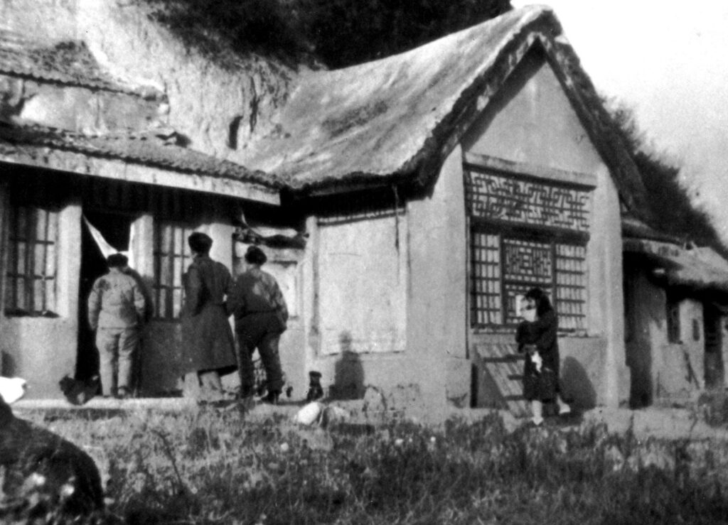 Shuangshipu - Headmaster's living quarters and office built into the mountain side