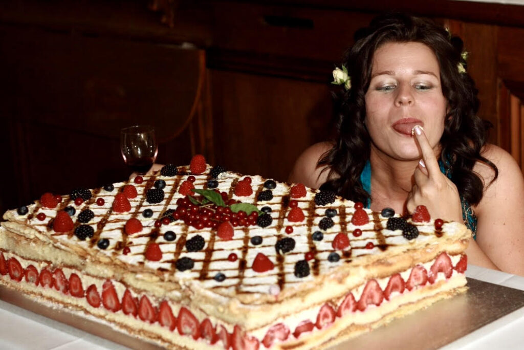 Ele and her wedding cake.