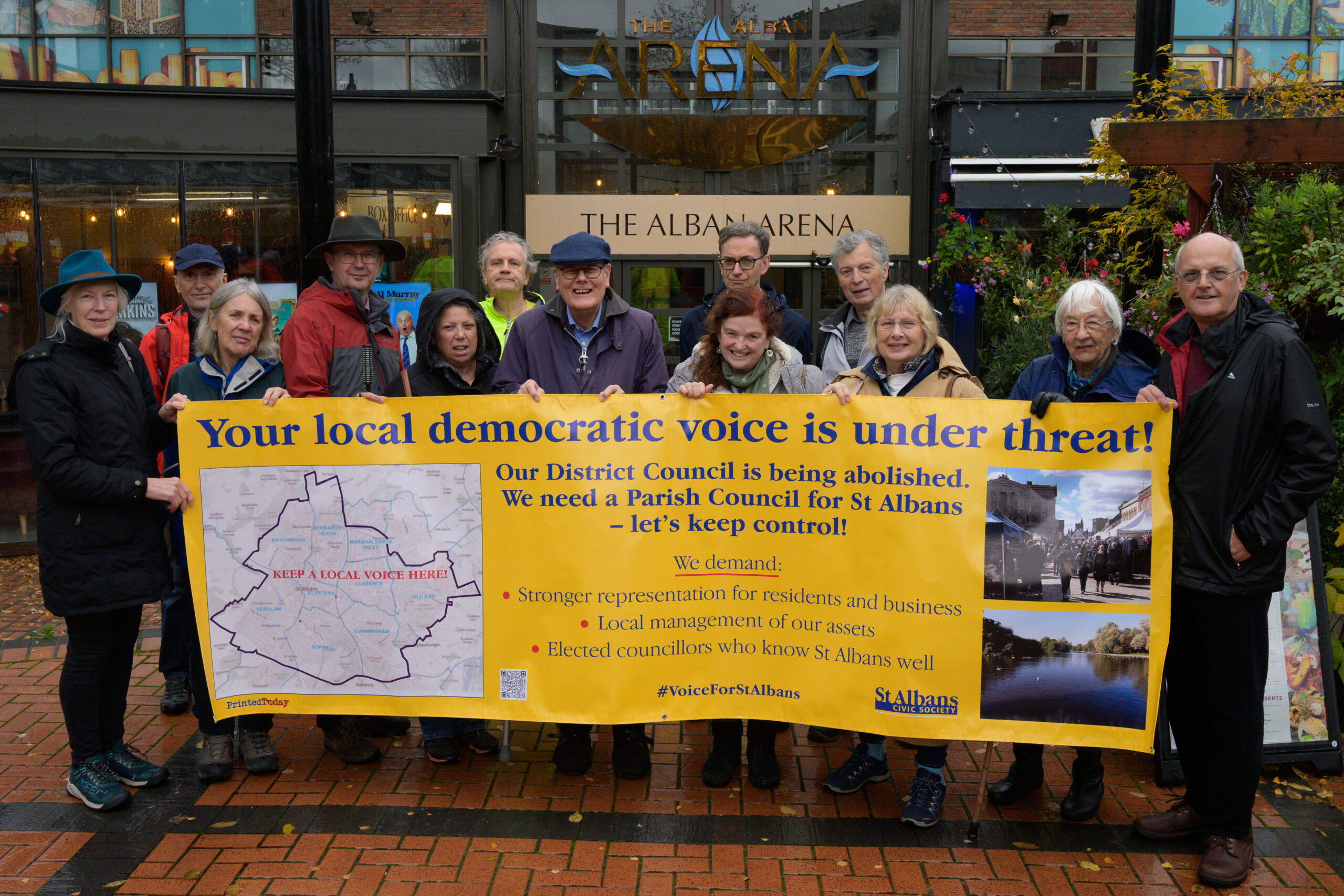 Campaigners in favour of a St Albans city parish council took their fight to various local landmarks this week.
