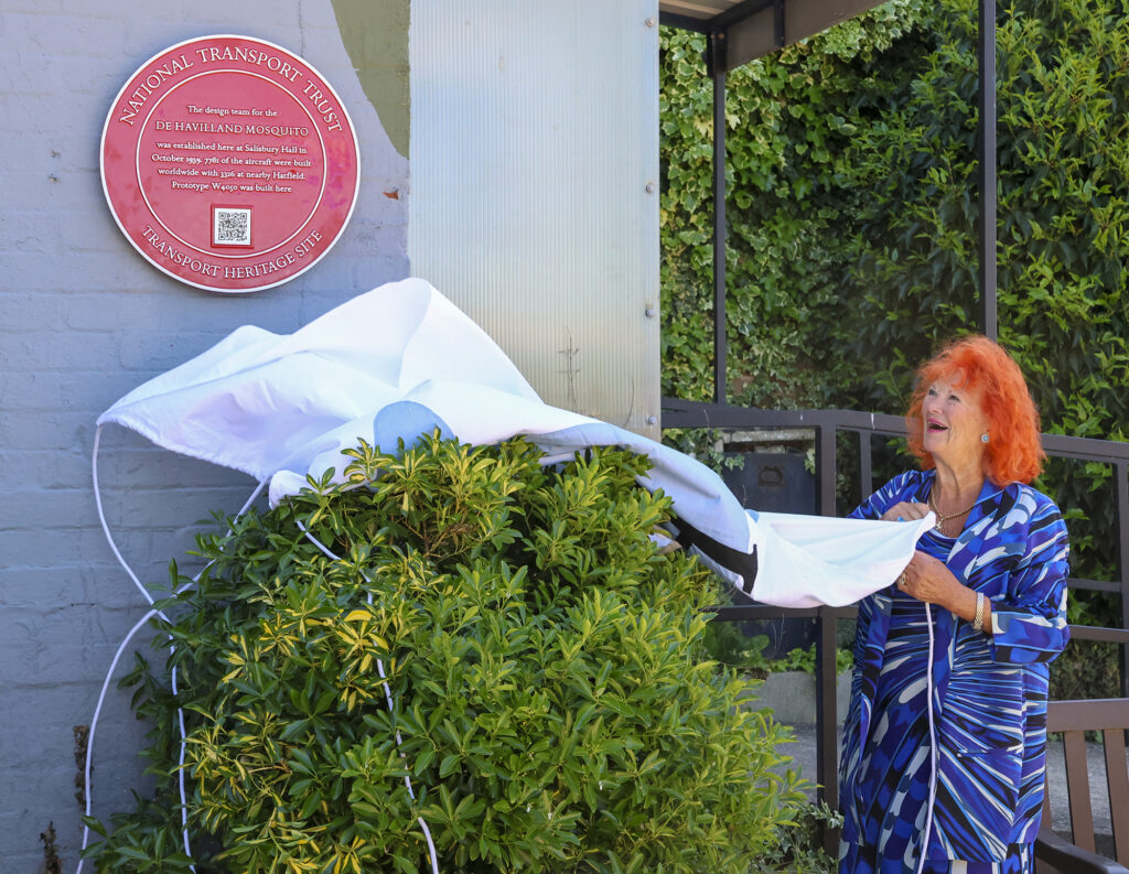 Lady McAlpine unveils the red plaque