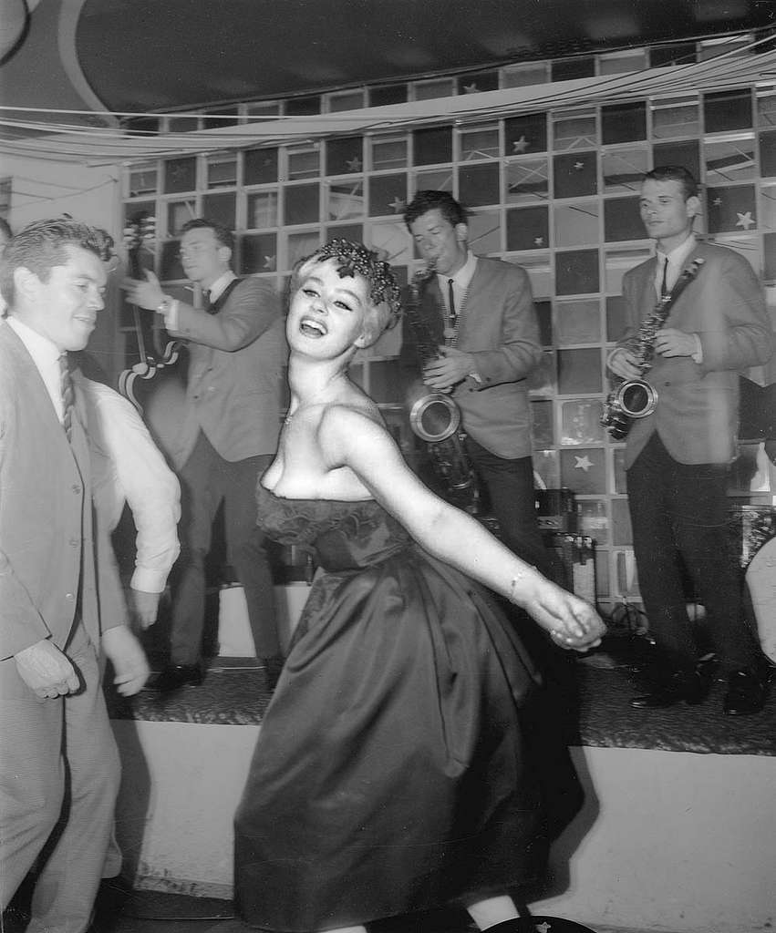 Couple dancing the Twist