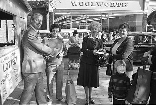 The Mayor selling tickets for the St Albans lottery. Photo courtesy of St Albans Museums.